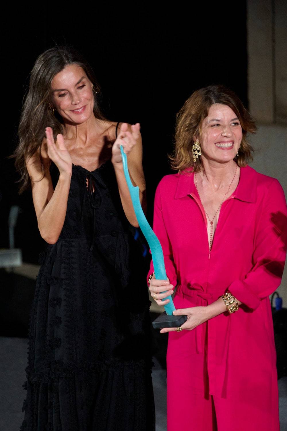 Królowa Hiszpanii Letycja i Irène Jacob na festiwalu filmowym Atlàntida Mallorca 2023 (Fot. Getty Images)