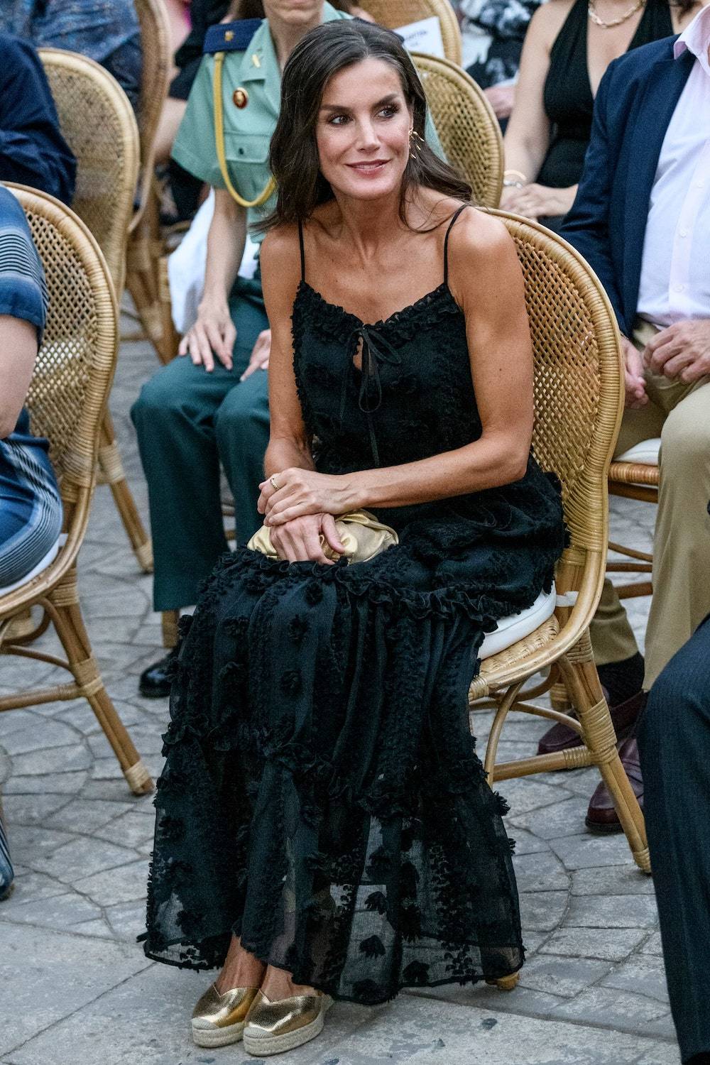 Królowa Hiszpanii Letycja w czarnej sukience midi z sieciówki (Fot. Getty Images)