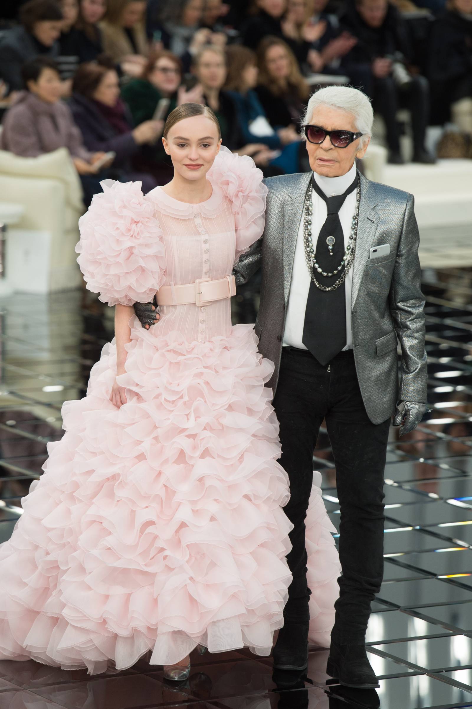 Lily-Rose Depp i Karl Lagerfeld na pokazie Chanel (Fot. Getty Images)