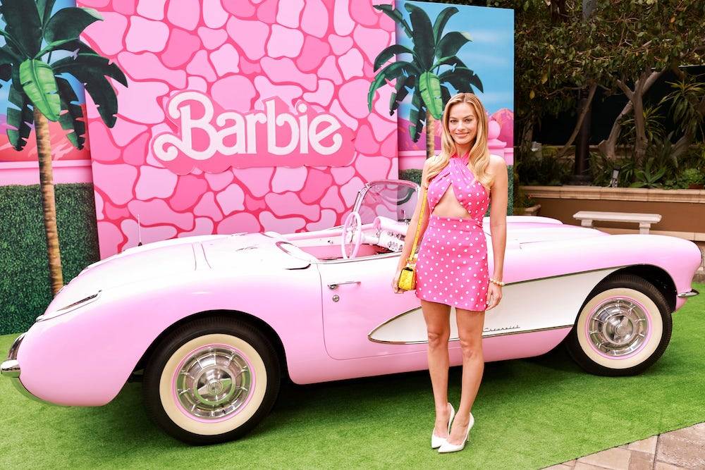 Margot Robbie w różowych stylizacjach godnych Barbie (Fot. materiały prasowe/Valentino)