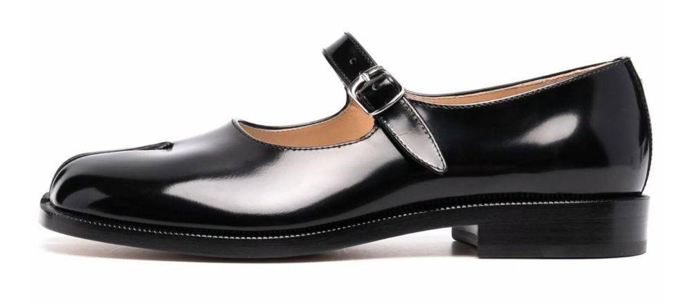 Z różnych modeli butów Tabi od Maison Margiela w sezonie wiosna-lato 2024 wybieramy Mary Jane. Cena: ok. 4600 zł (Fot. materiały prasowe)