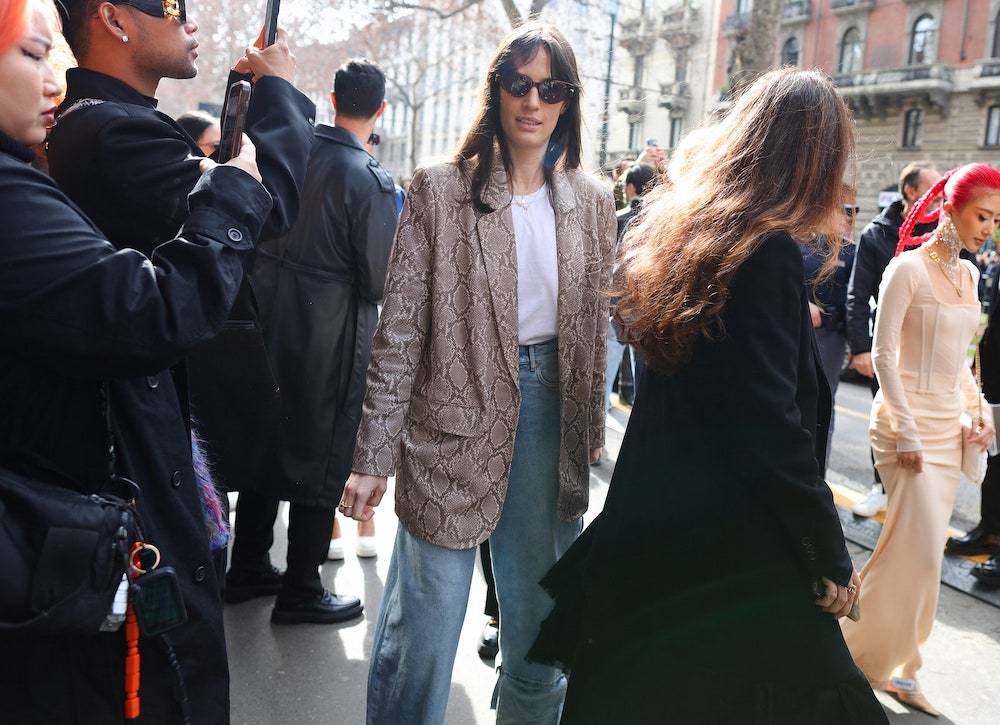 Mediolański street style ponownie stawia na marynarki ze zwierzęcym printem (Fot. Phil Oh) 