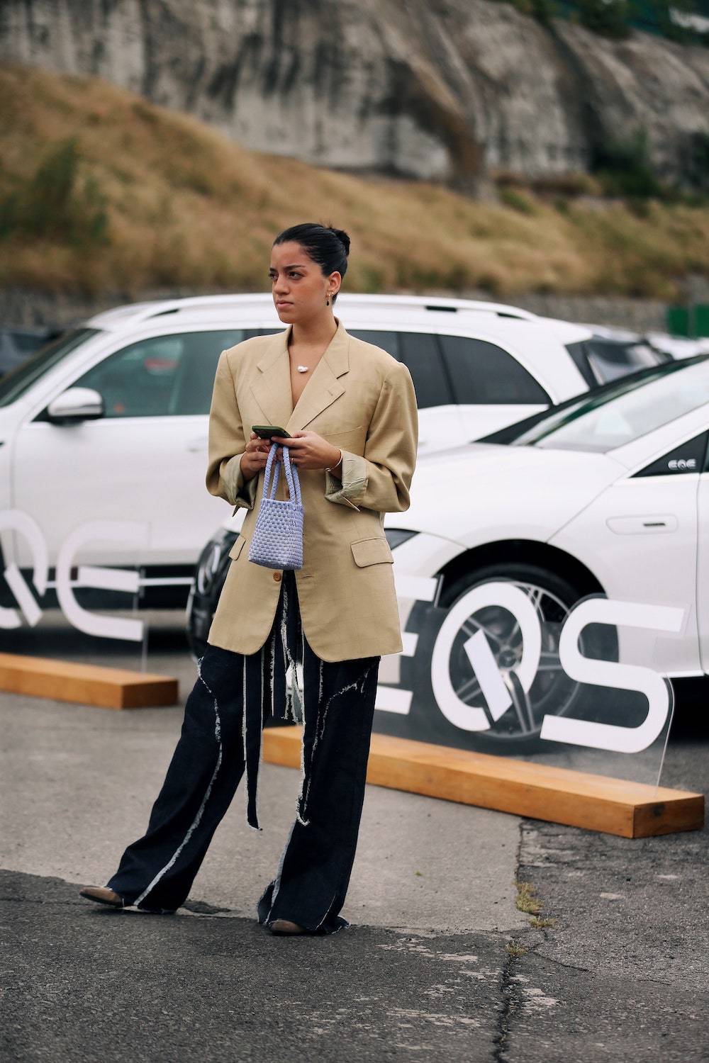 Trendsetterki z Meksyku kochają street style – w tym sezonie proponują eleganckie i nowoczesne zestawienia jeansów i marynarki, które doskonale sprawdzą się w biurze (Fot. Phil Oh)