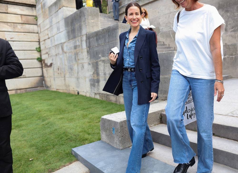 Paryski street style nie ma wątpliwości: jeśli chcesz wyglądać profesjonalnie, postaw na klasyczną marynarkę w paski (Fot. Phil Oh)