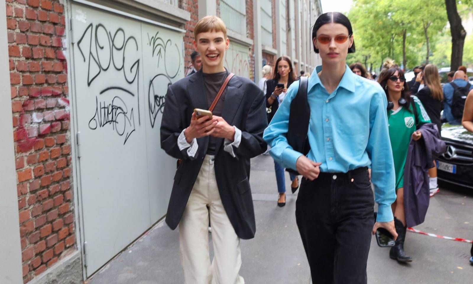 Moda uliczna z fashion weeku w Mediolanie inspiruje śmiałością, wykraczając poza utarte schematy i podkreślając indywidualizm za pomocą tego niezawodnego duetu jeansów i marynarki (Fot. Phil Oh)