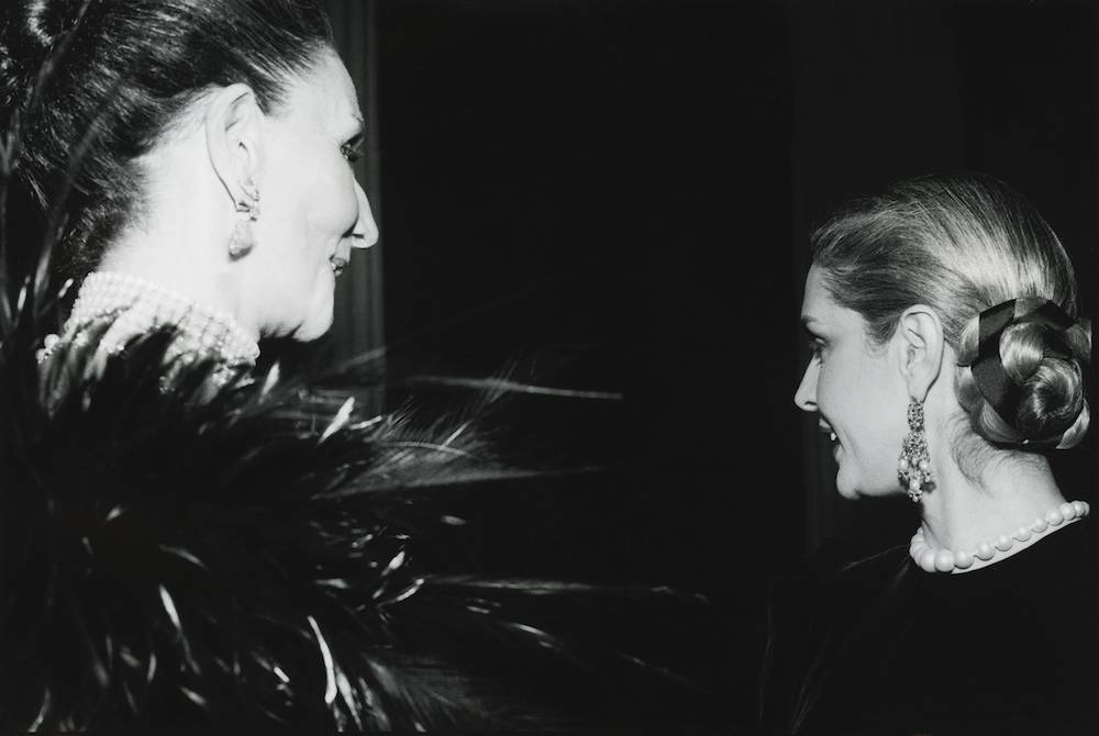 Jacqueline de Ribes i Carolina Herrera w 1980 roku (Fot. Getty Images)