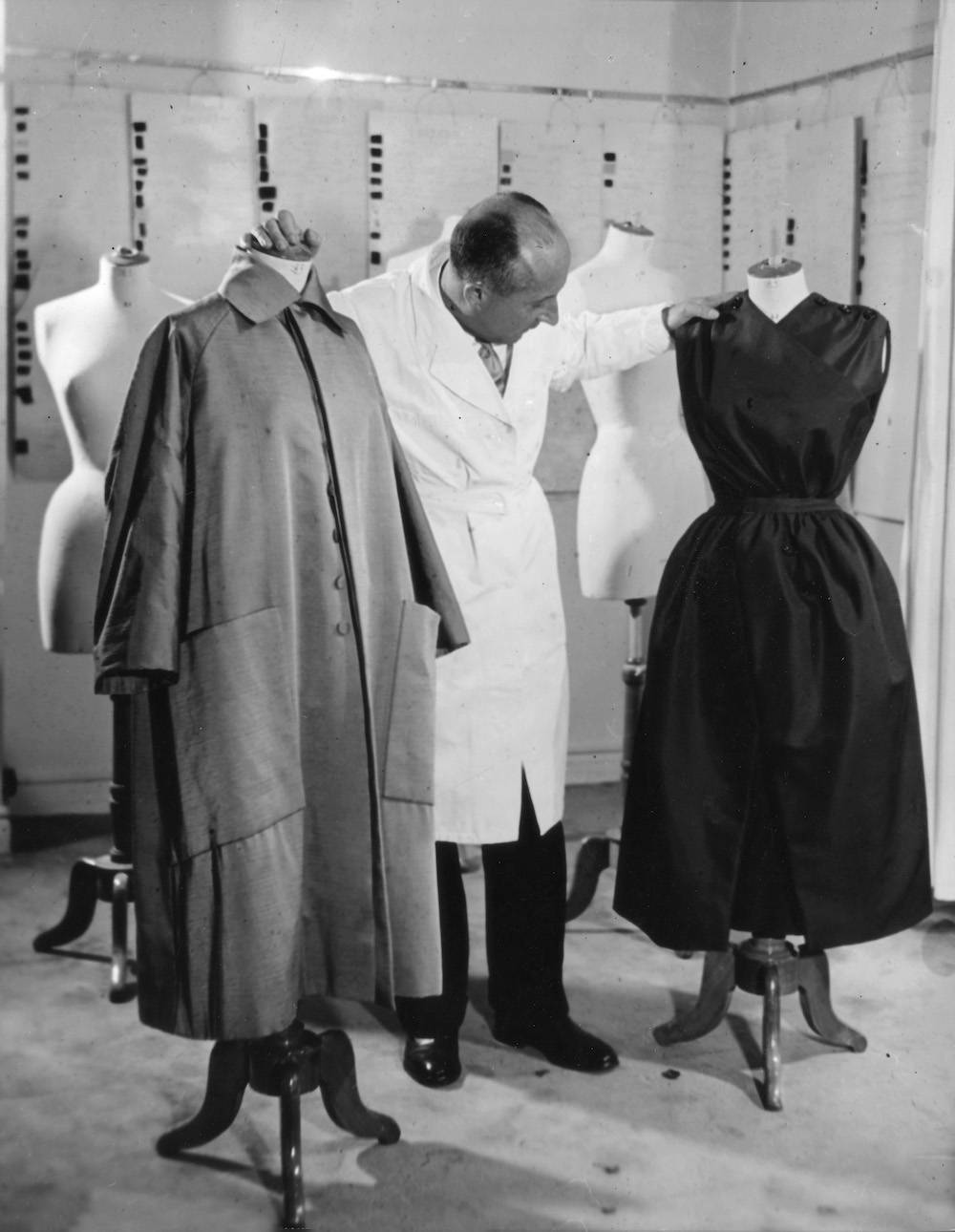 Christian Dior w paryskim atelier w 1940 roku (Fot. Getty Images)