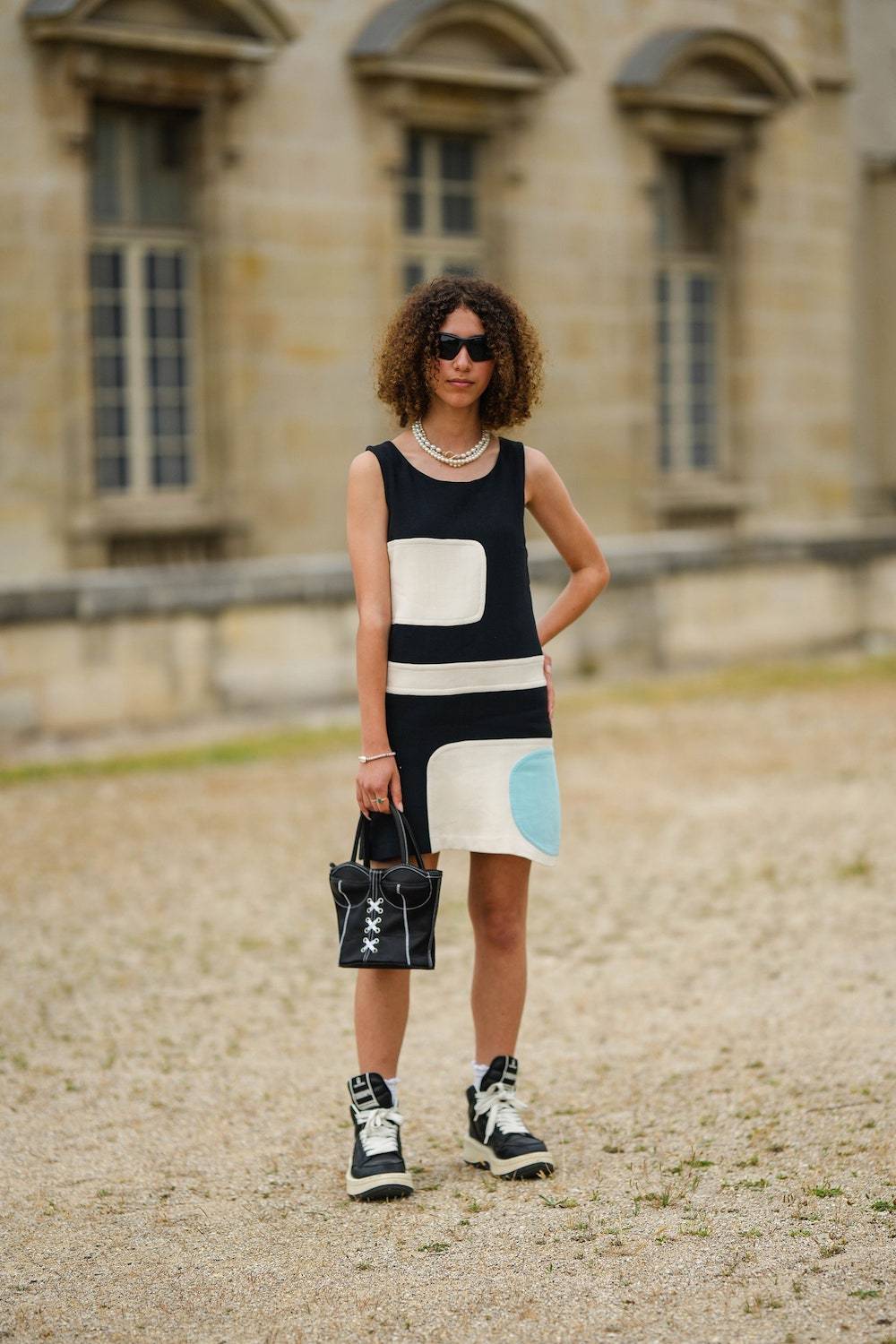 Street style stawia na sportowe buty (Fot. Getty Images)