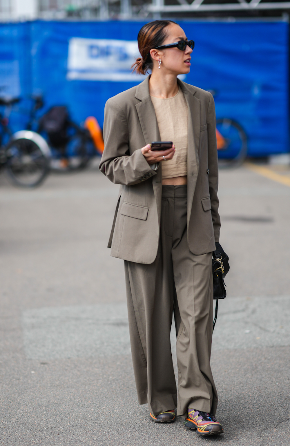 Street style nie ma wątpliwości: sportowe buty nawiązujące do górskich wypraw to klucz do zjawiskowych stylizacji w sam raz na jesień 2023 (Fot. Getty Images)