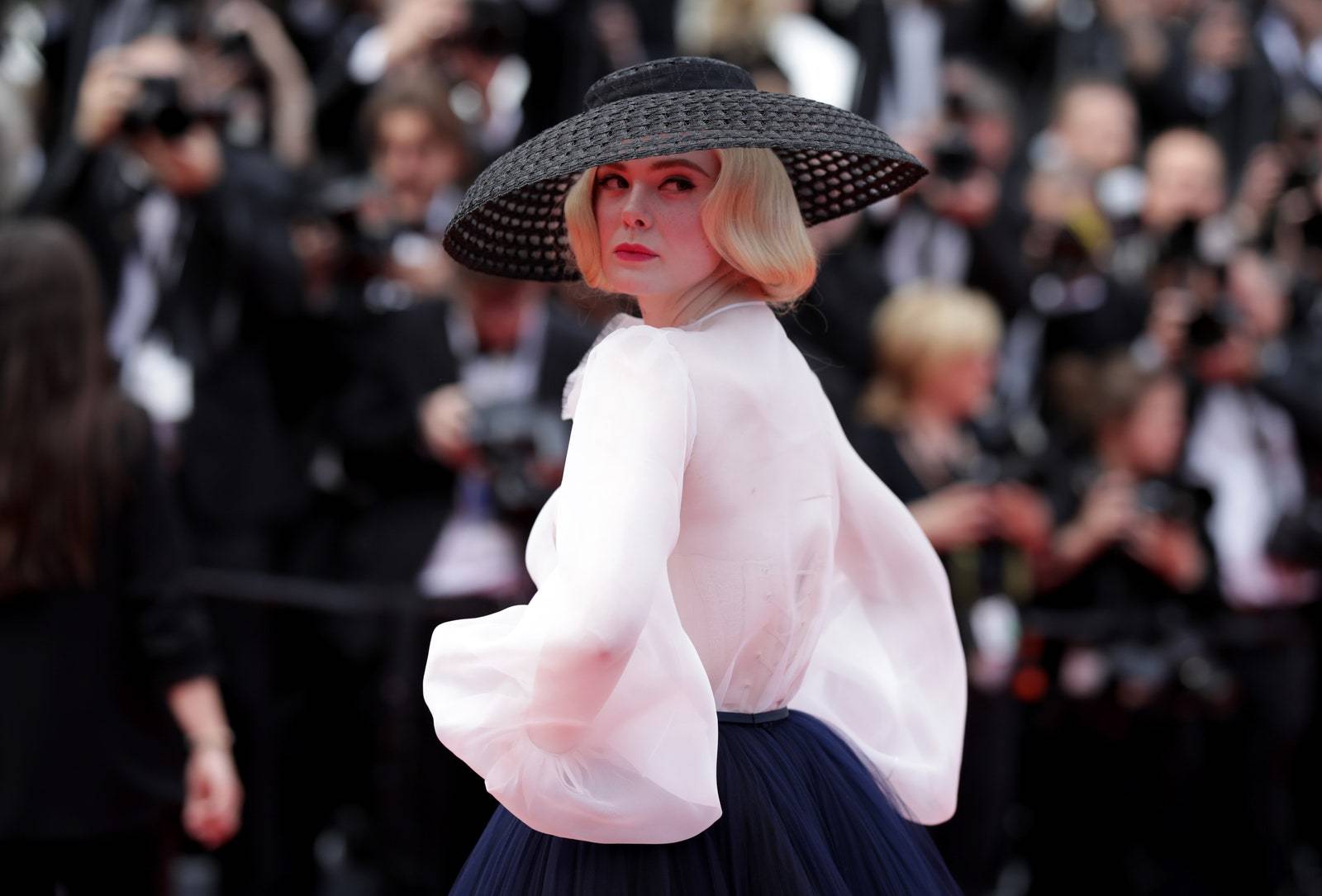 Elle Fanning na Festiwalu Filmowym w Cannes postawiła na retro glamour i wybrała kreację od Diora. (Fot. Getty Images)