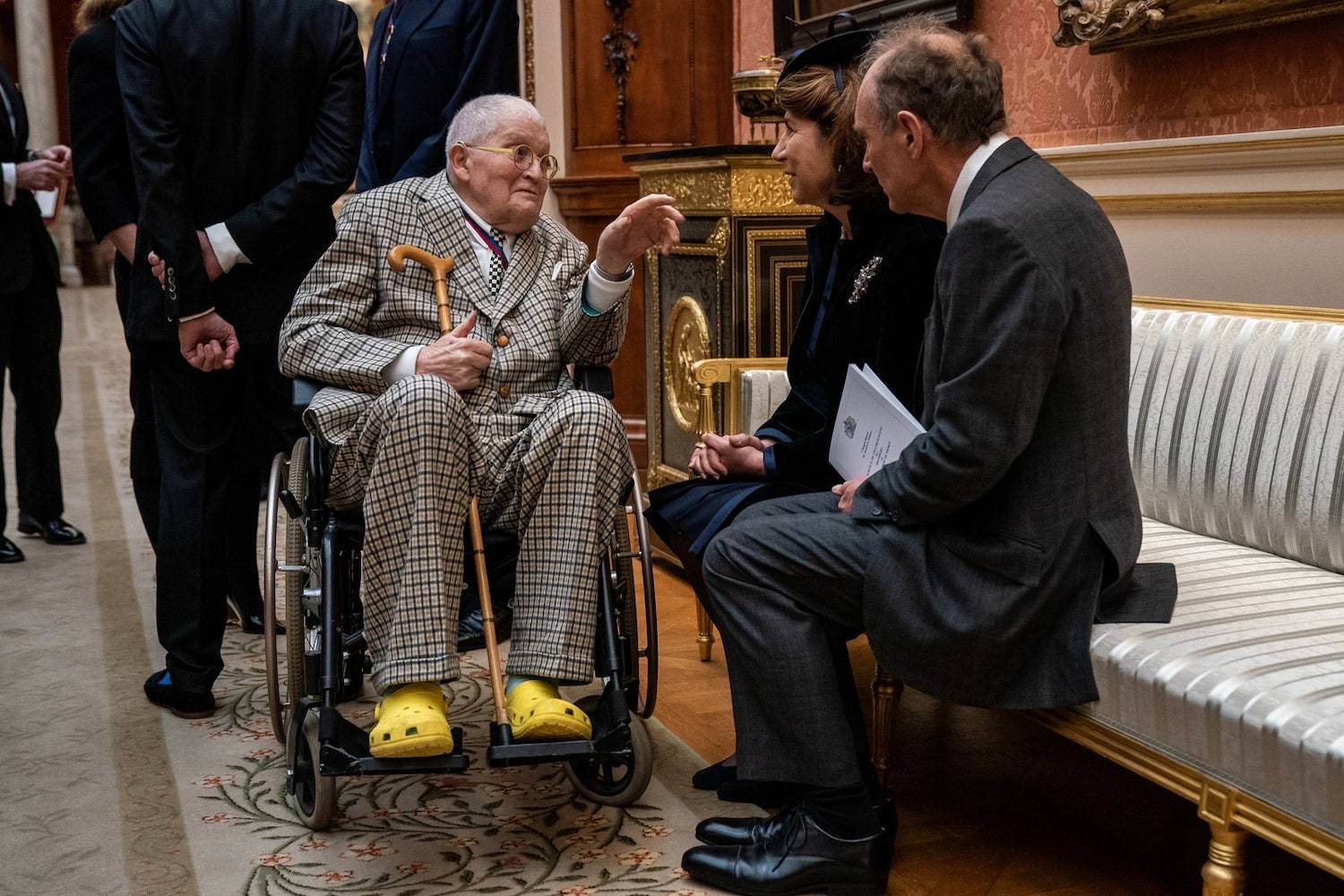 David Hockney w crocsach podczas wizyty w pałacu Buckingham (Fot. Getty Images)