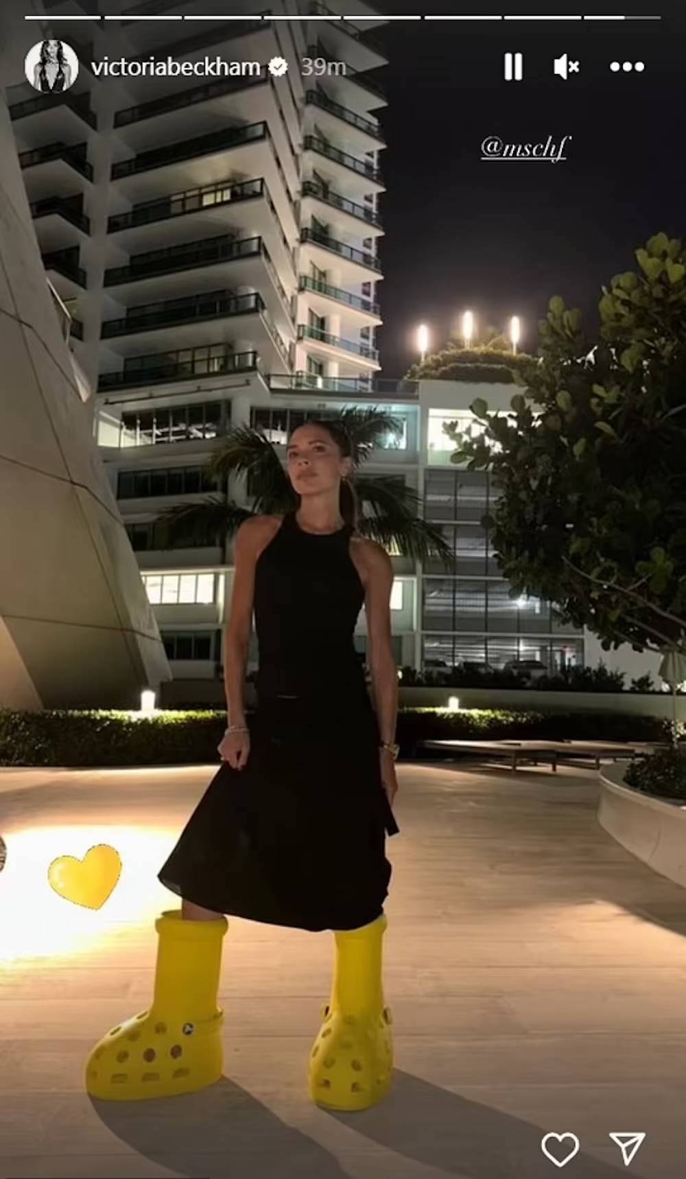 Victoria Beckham klasyczne szpilki zamieniła na crocsy (Fot. Instagram/@victoriabeckham)