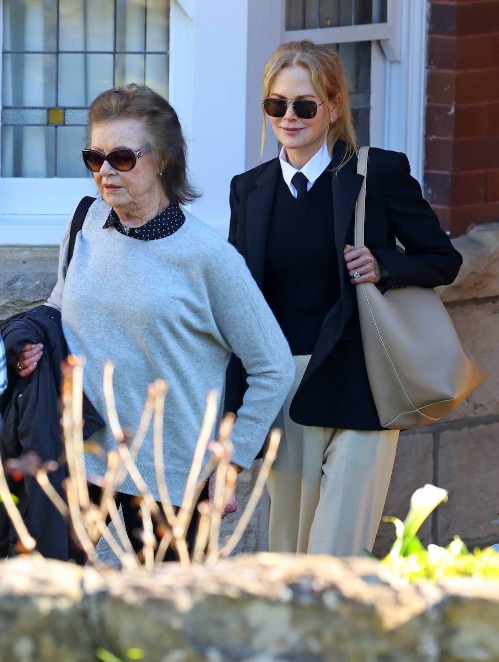 Nicole Kidman z mamą Janelle Ann w męskich stylizacjach (Fot. Backgrid/East News)