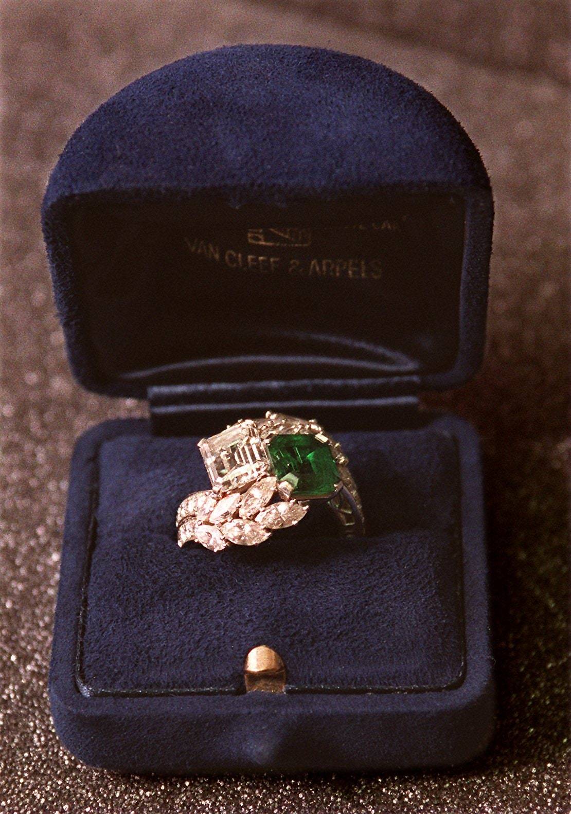 Olśniewający pierścionek zaręczynowy toi et moi Jackie Kennedy od JFK zawierał 2,88-karatowy brylant i 2,84-karatowy szmaragd (Fot. Getty Images)
