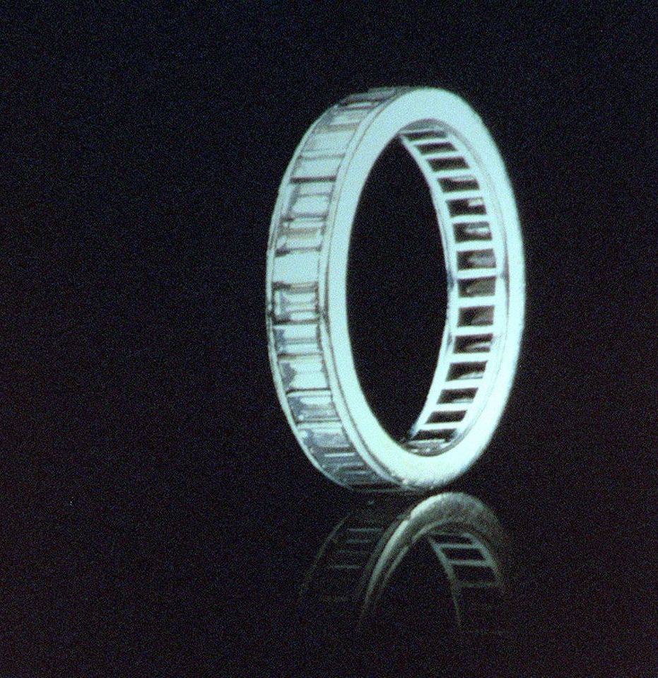 Platynowy pierścień Marilyn Monroe, podarowany jej  przez gwiazdę baseballu Joego DiMaggio, zawierający 36 diamentów w szlifie bagietkowym, sprzedany na aukcji Christies za oszałamiającą kwotę 772 500 dolarów (636 000 funtów) w 1999 roku. (Fot. Getty Images)
