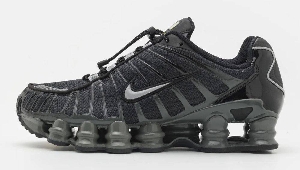 Kultowe sneakersy Nike Shox to najgorętsze buty tej wiosny, 749 zł (Fot. materiały prasowe)