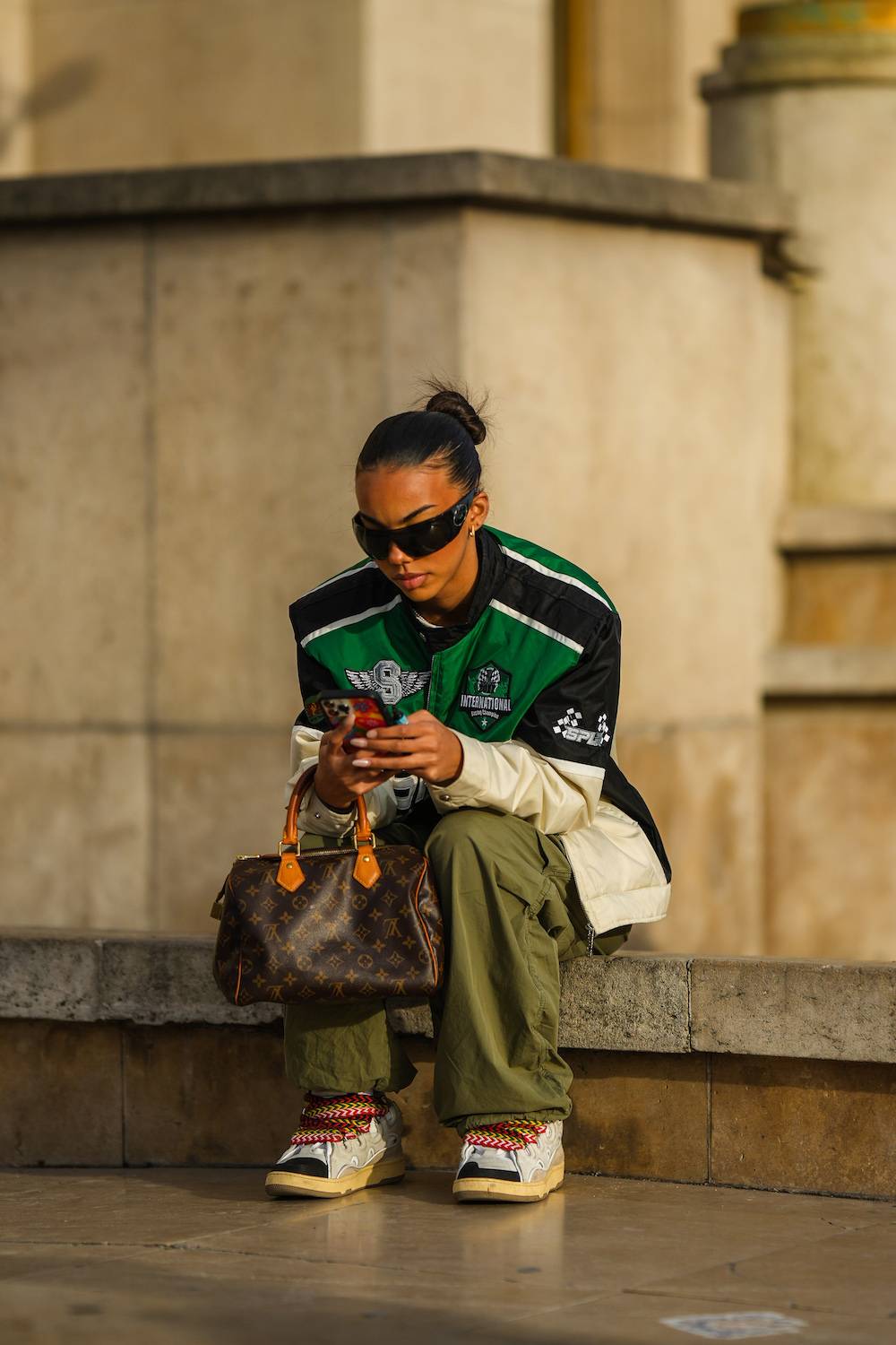 Sneakersy sprawdzą się w duecie ze spodniami cargo do pracy (Fot. Getty Images)