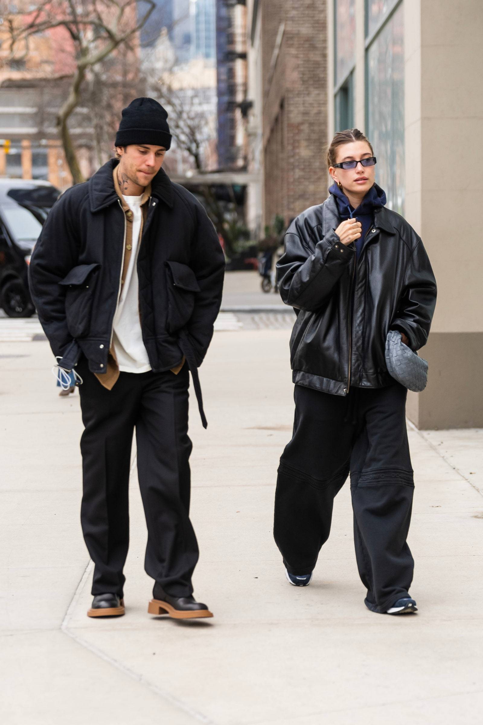 25 stycznia 2023 roku. W workowatych spodniach i oversize’owych kurtkach. Tej parze nigdy nie znudzą się przeskalowane fasony, zwłaszcza te w czerni. (Fot. Getty Images)