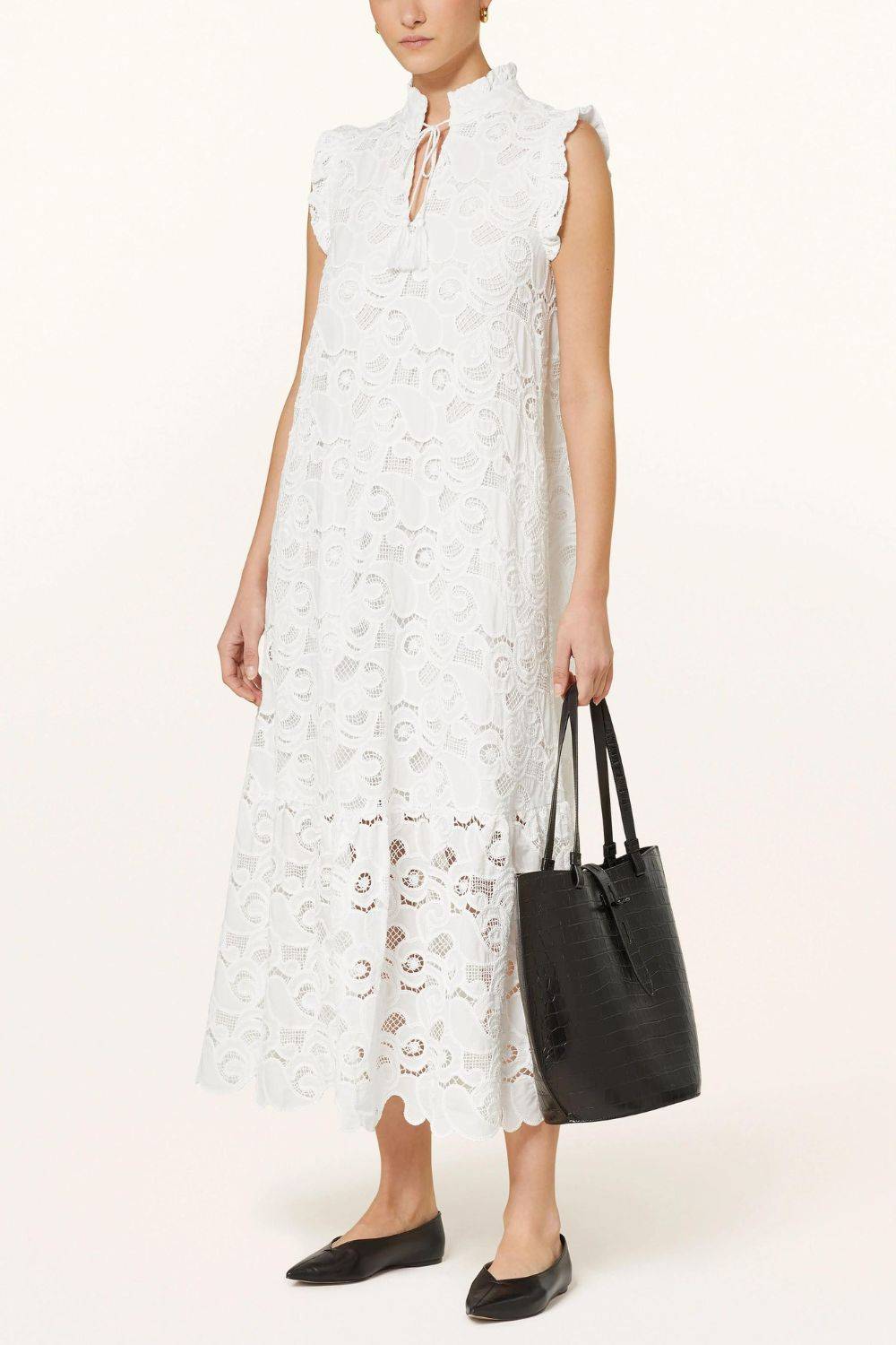 Biała sukienka koronkowa, Mrs & Hugs, 885 zł (Fot. materiały prasowe)