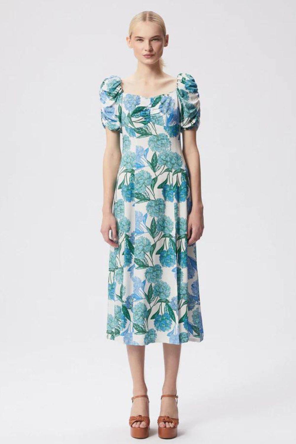 Sukienka w kwiaty w stylu amerykańskiej aktorki, Bizuu, 899 zł (Fot. materiały prasowe)