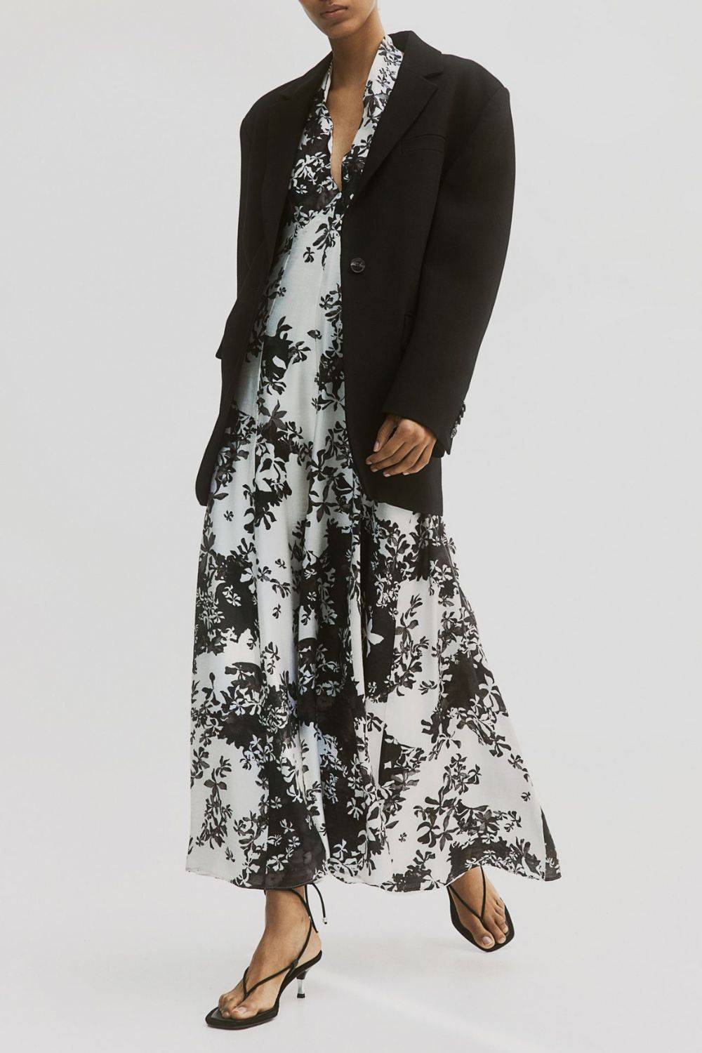 Sukienka w stylu księżnej Meghan, H&M, 259,99 zł (Fot. materiały prasowe)