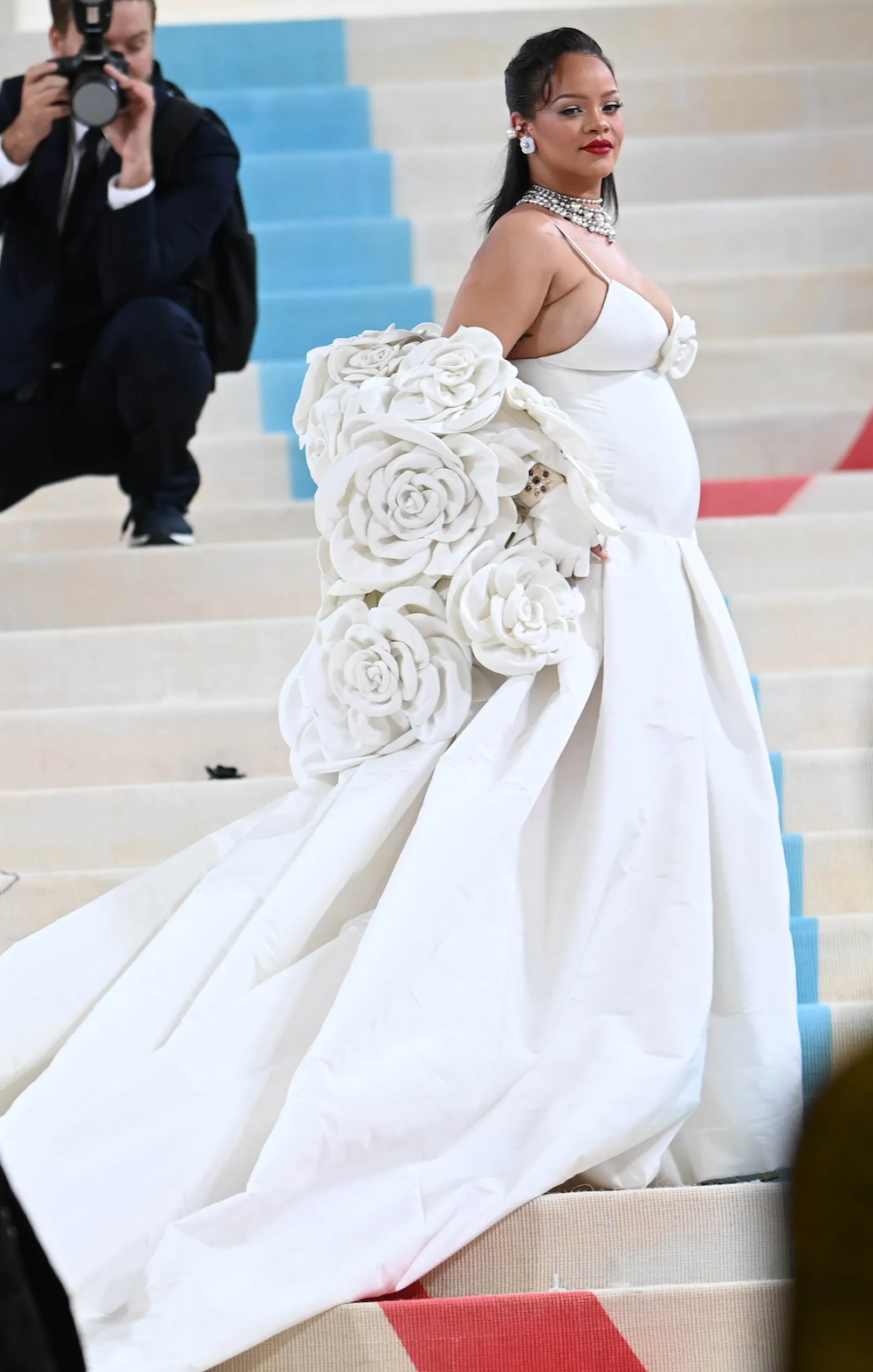 Rihanna w projekcie Valentino na MET Gali 2023 (Fot. Getty Images)