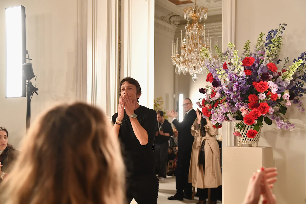 Pierpaolo Piccioli pod koniec pokazu haute couture Valentino na sezon wiosna-lato 2018 (Fot. Getty Images)