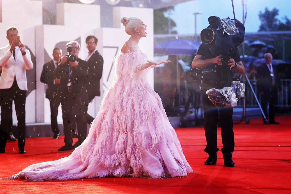Lady Gaga w projekcie Valentino na czerwonym dywanie 75. Festiwalu Filmowego w Wenecji (Fot. Getty Images)