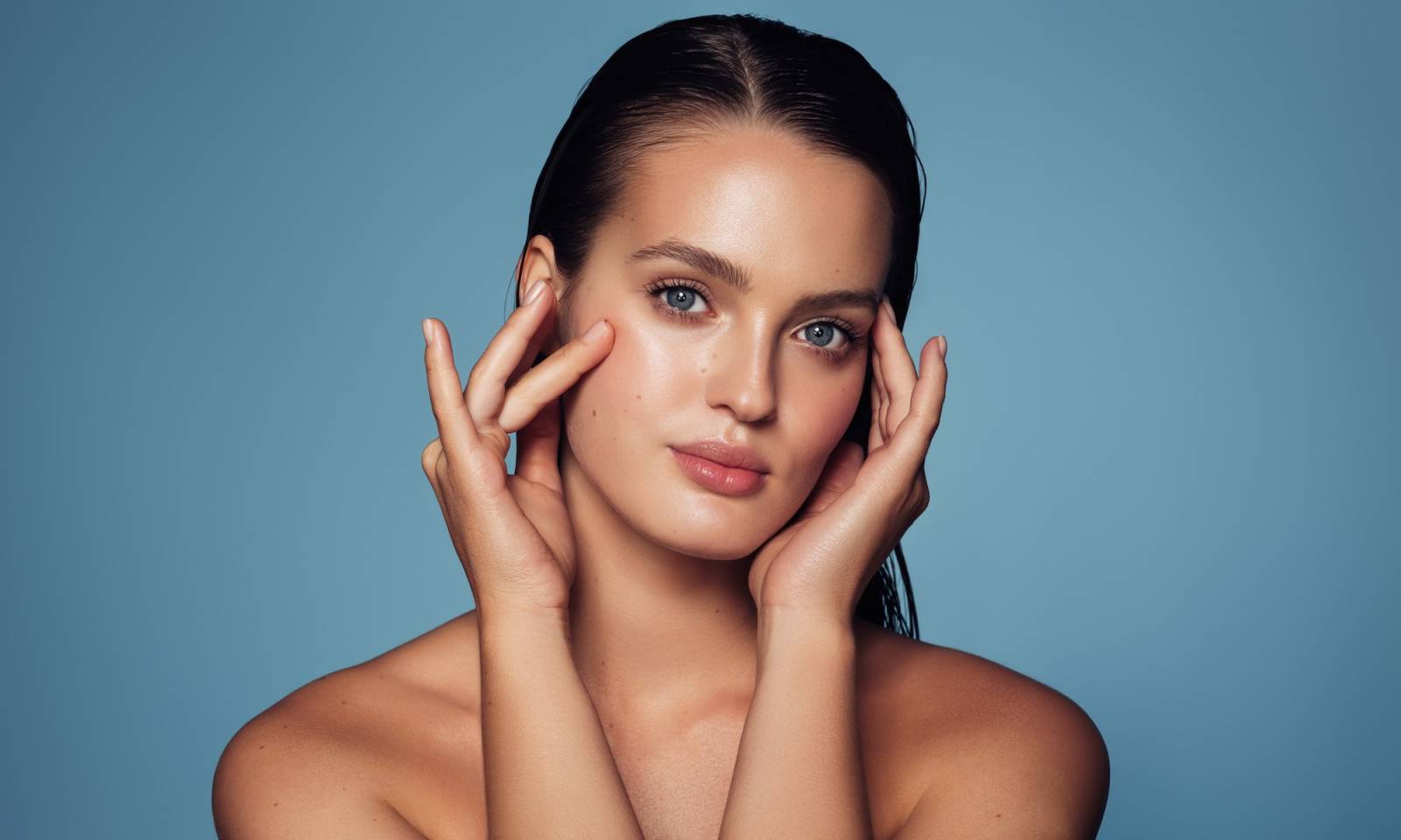 Doskonalszy wygląd skóry dzięki redukcji sebum z serum od ZO® Skin Health (Fot. Getty Images)