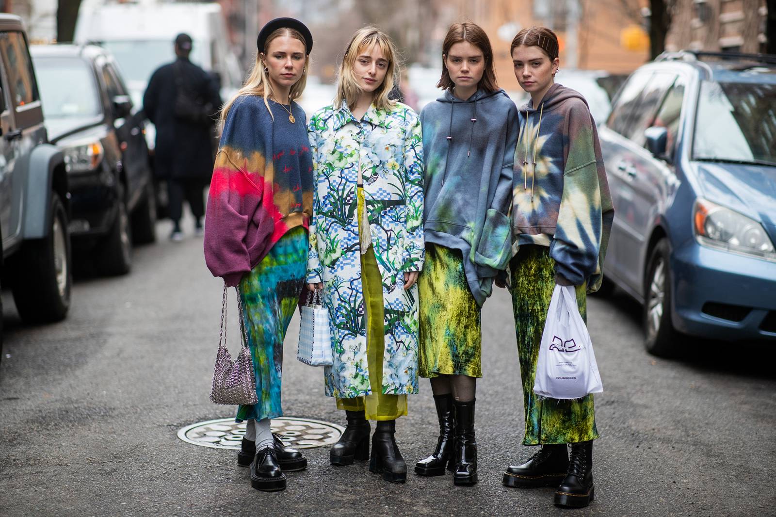 Courtney Trop, Reese Blutstein, Molly Blutstein przed pokazem Collina Strady / (Fot. Christian Vierig/Getty Images)