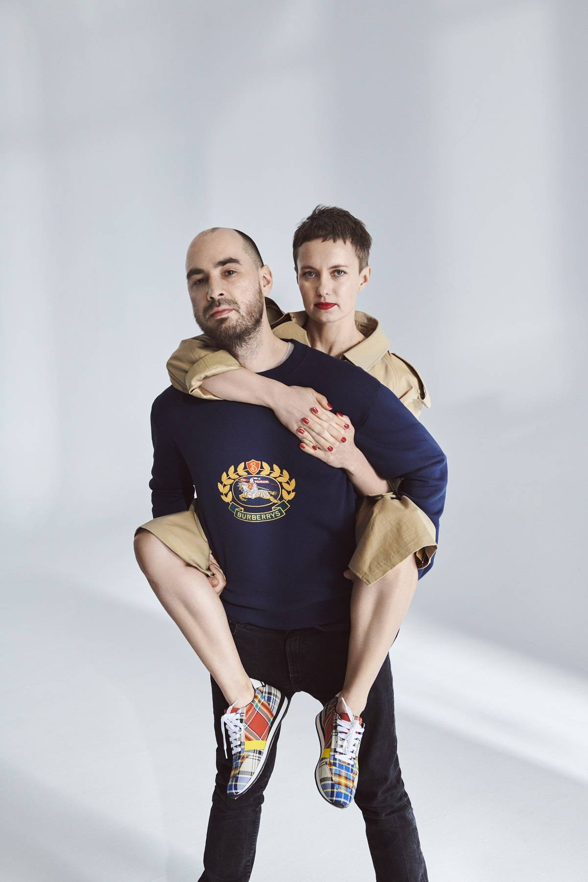 Jakub Żulczyk z partnerką Adrianą Prodeus w majowym numerze Vogue Polska