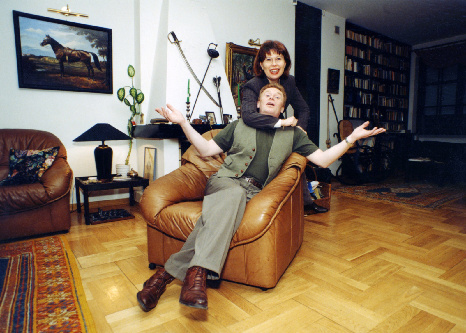 Daniel Olbrychski z Zuzanną Lapicką w domu 29.02.1996 (Fot. Zenon Zyburtowicz, EAST NEWS)